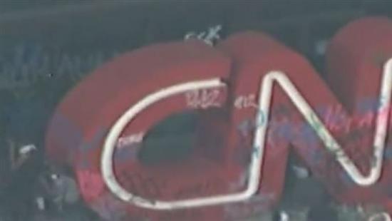 “CNN”台标被涂鸦。
